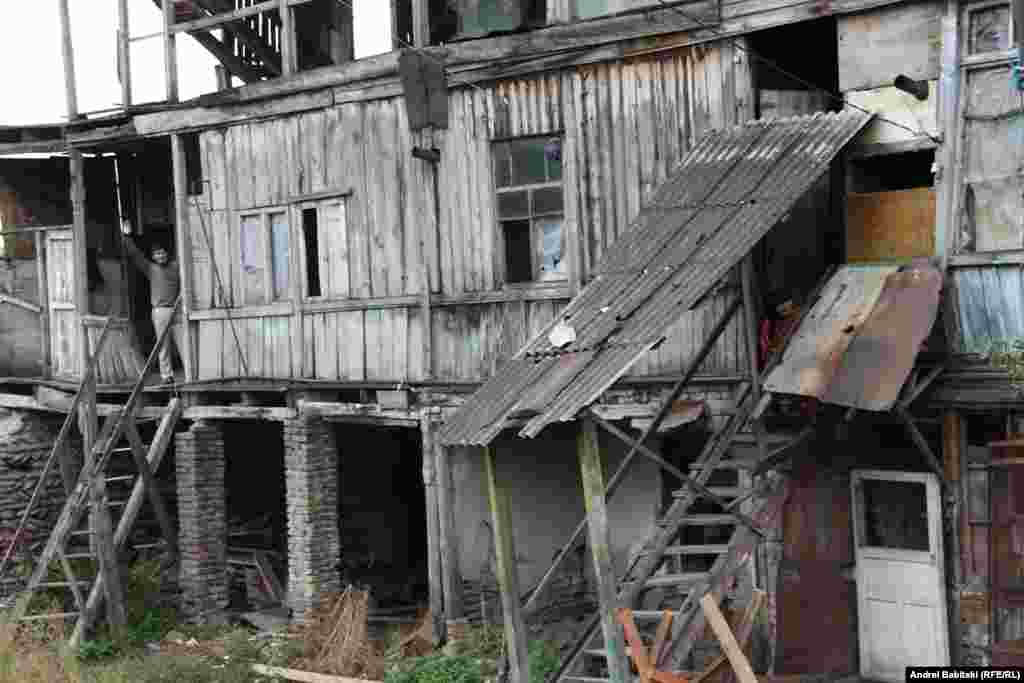 Мальчик счастлив - Жители Цхинвали, потерявшие жилье, боятся, что и третью зиму они проведут в непригодных для жизни условиях.