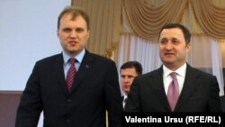 Vlad Filat (dreapta) şi Evgheni Şevciuk