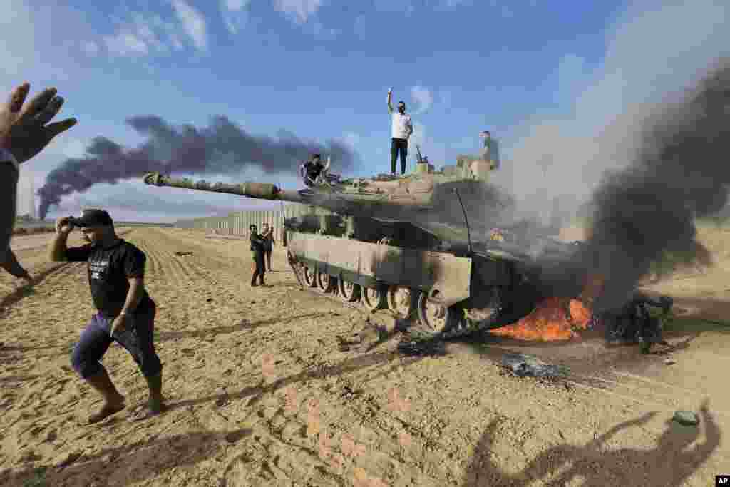 Палестинцы празднуют уничтожение израильского танка у стены Израиля с сектором Газа.&nbsp;Глава Палестинской автономии ХАМАС Махмуд Аббас&nbsp;сообщил&nbsp;о &laquo;праве палестинского народа защищать себя&raquo; 