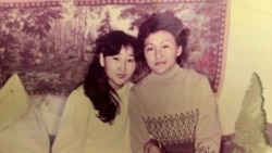 1986 жылғы Желтоқсан оқиғасына қатысқан Алматы тігін фабрикасының 19 жастағы жұмысшысы Анаргүл Садықова құрбысымен бірге жатақхана бөлмесінде. Алматы, 4 сәуір 1987 жыл.