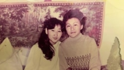 19-летняя работница Алматинской швейной фабрики Анаргуль Садыкова (слева) со своей подругой в общежитии фабрики. Фотография была сделана 4 апреля 1987 года.