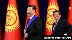 Лидер Китая Си Цзиньпинь и президент Кыргызстана Сооронбай Жээнбеков на саммите ШОС в Бишкеке, 13 июня 2019 г.