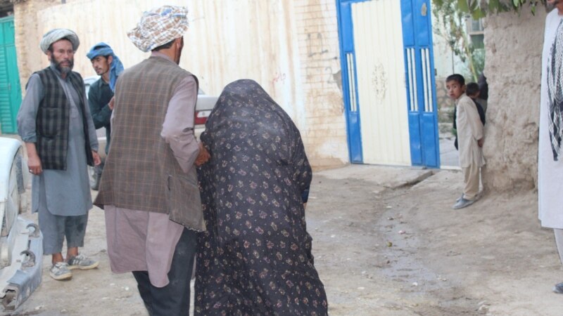 طالبان ۲ خانم را به اتهام نداشتن محرم در سرپل، لت‌وکوب کرده اند