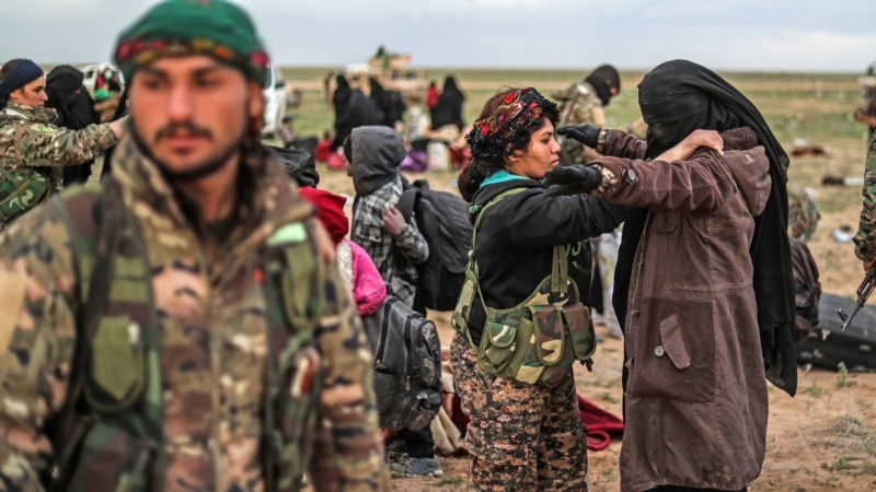 Пиштоли и млеко во прав – Што носат жените што бегаат од ИСИС