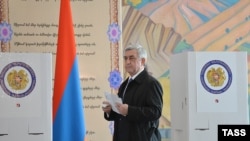 Armenia -- Armenian President Serzh Sarkisian preapres to cast his ballot at a poling station in Yerevan, on April 2, 2017