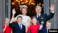 Король Бельгии Филипп, королева Матильда и их дети приветствуют бельгийцев с балкона королевского дворца в Брюсселе, 21 июля 2013 года.