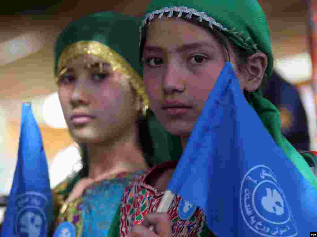 Девочки на церемонии, посвященной Международному дню мира в Кабуле, 2007 год.