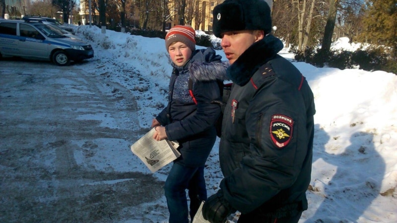 В Чебоксарах с митинга коммунистов 12-летнего мальчика увезли в полицию