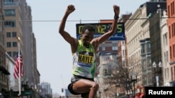 Леми Берхану Хайл из Эфиопии заканчивает Бостонский марафон в 2016 году 