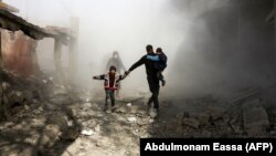 Civilët sirianë duke ikur nga Ghouta Lindore