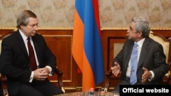 Президент Армении Серж Саргсян (справа) принимает американского сопредседателя Минской группы ОБСЕ Джеймса Уорлика (слева), Ереван, 16 сентября 2014 г. 