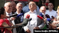 Potpredsednik Srpske napredne stranke Miloš Vučević izjavio je da su Republičkom javnom tužilaštvu podnete krivične prijave protiv predsednika Srbije Aleksandra Vučića i ministra policije Aleksandra Vulina. 3 avgust 2021.