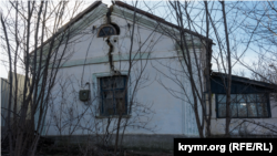 Дом в селе Дружное Симферопольского района, вероятно, пострадавший от танковых стрельб на Ангарском общевойсковом полигоне, февраль 2021 года