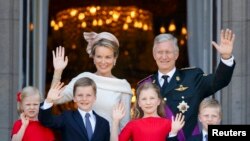 Король Филипп с семьей приветствуют с балкона собравшихся перед королевским дворцом