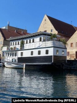 Дехто з данців мешкає на човнах