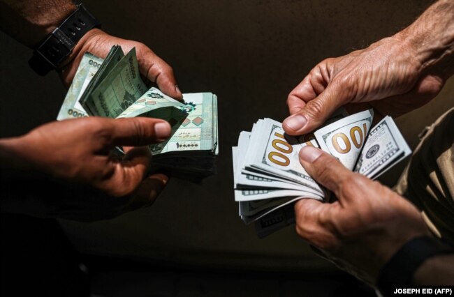 از ماه اوت گذشته به این سو ارزش پول ملی لبنان در بازار آزاد با شتاب از نرخ رسمی دور شد، آنچنانکه در حال حاضر به حدود ۱۰ هزار پوند لبنانی برای هر دلار افزایش یافته که بیش از ۶.۵ برابر قیمت رسمی است.