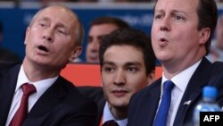 Владимир Путин (слева) и Дэвид Кэмерон (справа) после переговоров отправились на финал по дзюдо