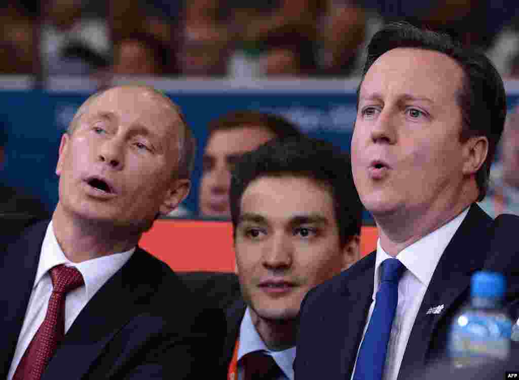 Rusiya prezidenti &nbsp;Vladimir Putin (sol) Britaniyalı Baş Nazir David Cameronla (sağ) birgə London 2012 Olimpiya Oyunları zamanı &nbsp;c&uuml;do&ccedil;uların m&uuml;barizəsinə baxıblar, 02Aug2012 