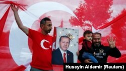 Сторонники президента Турции Реджепа Тайипа Эрдогана возле его резиденции в Стамбуле, 25 июня 2018 года.