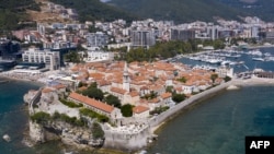 Zbog nelegalne gradnje je MANS podnijela krivične prijave protiv ministra ekologije, prostornog planiranja i urbanizma Ratka Mitrovića i predsjednika Opštine Budva Marka Carevića. (Foto: Budva 17 avgust 2021.)