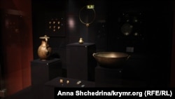 Часть экспонатов выставки «Крым: золото и тайны Черного моря» в киевском Музее исторических драгоценностей Украины