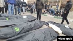 Мешки с телами погибших участников протестов около госпиталя в Тегеране