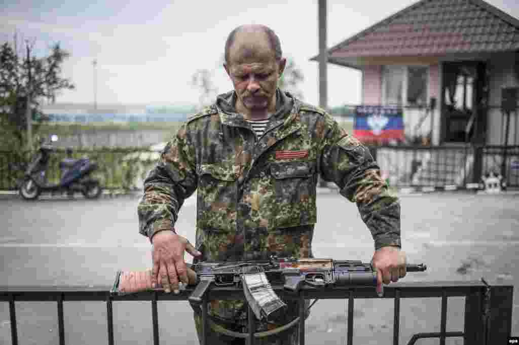 An armed pro-Russian militant stands at a checkpoint near Slovyansk, Ukraine, on May 12. (epa/Roman Pilipey)