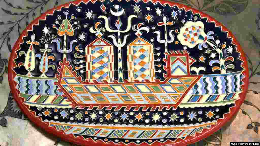Декоративне блюдо &laquo;Кримський корабель&raquo; з емалі. Автор&nbsp;&ndash; Едіє Мустафаєва
