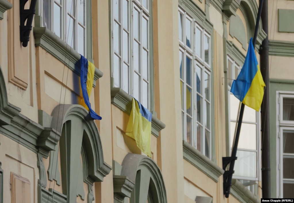 Част от новите украински знамена, провесени от прозорци на чешкия парламент на 7 ноември.