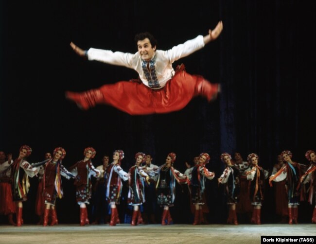 Артисти Національного заслуженого академічного ансамблю танцю України імені Павла Вірського під час танцю «Гопак», 1977 рік