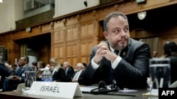 Këshilltari ligjor i Ministrisë së Punëve të Jashtme të Izraelit, Tal Becker në Gjykatën Ndërkombëtare të Drejtësisë (ICJ) në Hagë para seancës dëgjimore të çështjes për akuzat ndaj Izraelit për gjenocid në Gazë, të ngritur nga Afrika e Jugut. 12 janar 2024,
