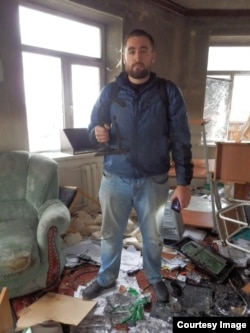 Сергей Бабинец в разоренном офисе в Грозном