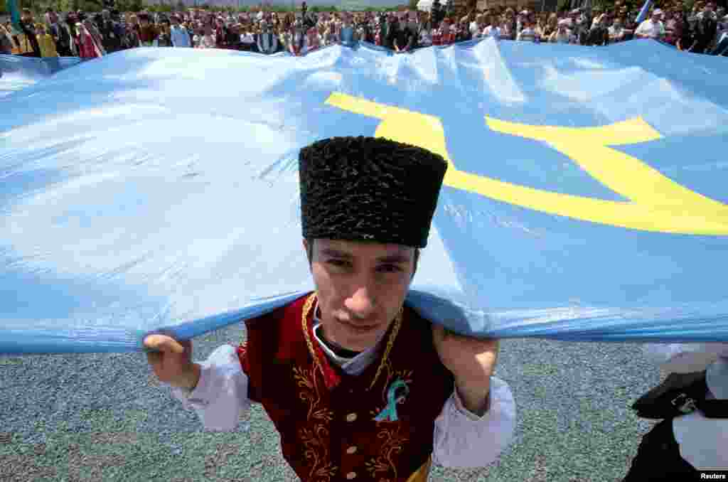 Qırımtatarlarnıñ 1944 senesi Qırımdan Orta Asiyağa sürgün etilmeleriniñ yıllığını qayd etmek içün insanlar toplaşa, Qırımnıñ Bağçasaray rayonı