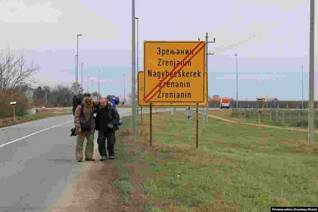 Hodajući po kiši i vetru žele da iskažu solidarnost sa izbeglicama (Srđan Papić Đurić levo, Dalibor Piskrec, desno)