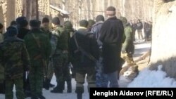 Военные и жители кыргызского села Чарбак близ узбекского анклава Сох. 7 января 2013 года.