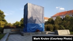Памятник маршалу Ивану Коневу в Праге закрыт от глаз жителей города. 30 августа 2019 года.