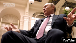 Владимир Путин дает интервью Оливеру Стоуну 