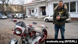 Аляксандар Васілевіч каля «Галерэі Ў»