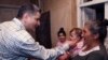 Премьер-министр Армении Тигран Саргсян посещает одну из самых больших семьей в Армении и обещает купить им дом, село Мркашат, 22 мая 2013 г. (Фотография - пресс-служба правительства РА)