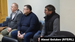 De la stânga la dreapta, inculpații: Vîlcu Alexandru, Vladislav Zara, Vladimir Andronachi în sala de judecată.