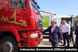 Indonesian Economics Affairs Minister Airlangga Hartarto inspects a MAZ truck during a trip to Belarus in May.