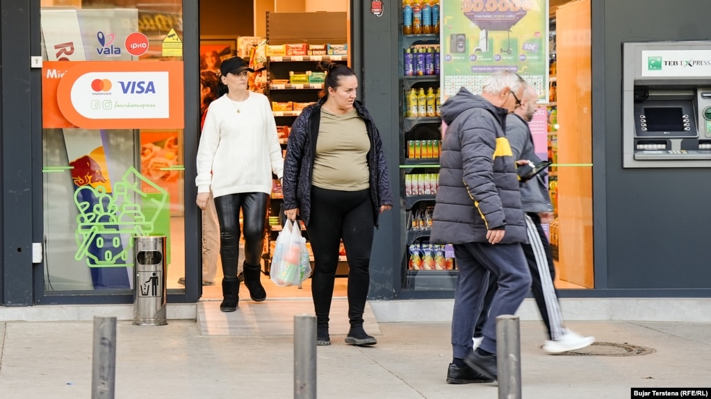 Qytetarët duke dalë nga një dyqan në Mitrovicë të Veriut