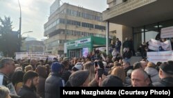 დიუშენის კუნთოვანი დისტროფიის მქონე ბავშვების მშობლებმა ჯანდაცვის სამინისტროსთან აქცია გამართეს. ივანე ნაზღაიძის ფოტო. 