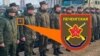 Командир белорусского 56-го отдельного полка связи подполковник Павел Чайка встречает российских военных из 200-й отдельной мотострелковой Печенегской бригады вместе с техникой на станции Озерище под Минском, 30 апреля 2025 года
