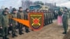 Камандзір беларускага 56-га асобнага палку сувязі падпалкоўнік Павел Чайка сустракае расейскіх вайскоўцаў з 200-й асобнай гвардзейскай мотастралковай Печангаўскай брыгады разам з тэхнікай на станцыі Азярышча пад Менскам. 30 красавіка 2025 году