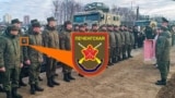 Камандзір беларускага 56-га асобнага палку сувязі падпалкоўнік Павел Чайка сустракае расейскіх вайскоўцаў з 200-й асобнай гвардзейскай мотастралковай Печангаўскай брыгады разам з тэхнікай на станцыі Азярышча пад Менскам. 30 красавіка 2025 году