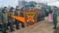 Камандзір беларускага 56-га асобнага палку сувязі падпалкоўнік Павел Чайка сустракае расейскіх вайскоўцаў з 200-й асобнай гвардзейскай мотастралковай Печангаўскай брыгады разам з тэхнікай на станцыі Азярышча пад Менскам. 30 красавіка 2025 году