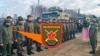 Командир 56-го окремого білоруського полку зв’язку підполковник Павло Чайка зустрічає російських військовослужбовців 200-ї окремої гвардійської мотострілецької Печензької бригади разом з технікою на станції Озерище під Мінськом. 30 квітня 2025 року