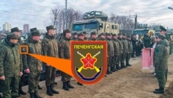 Командир белорусского 56-го отдельного полка связи подполковник Павел Чайка встречает российских военных из 200-й отдельной мотострелковой Печенегской бригады вместе с техникой на станции Озерище под Минском, 30 апреля 2025 года