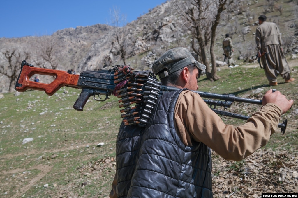 Një militant kurd në një bazë malore në Irakun verilindor më 12 mars.